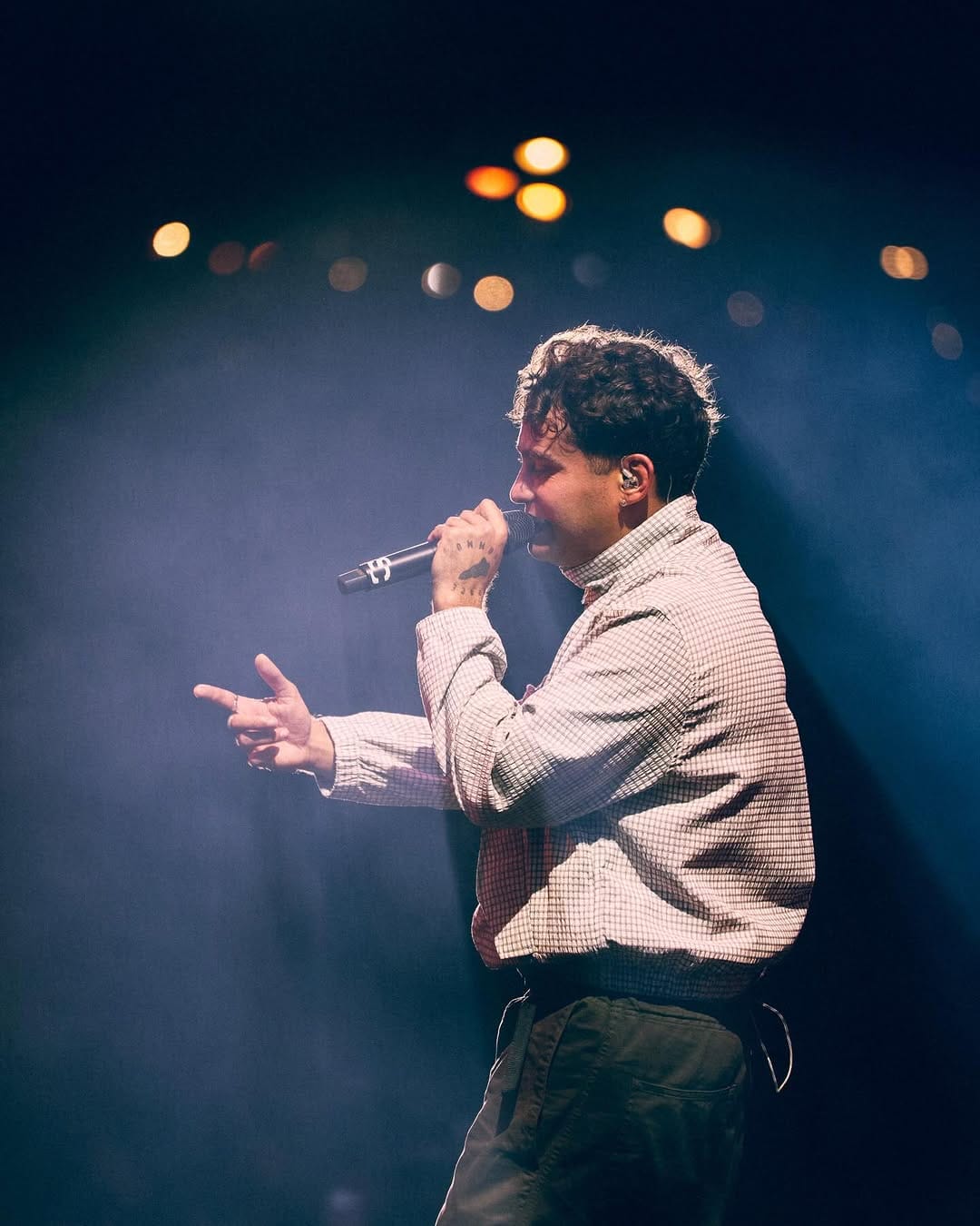 Delaossa canta y gesticula con el micrófono