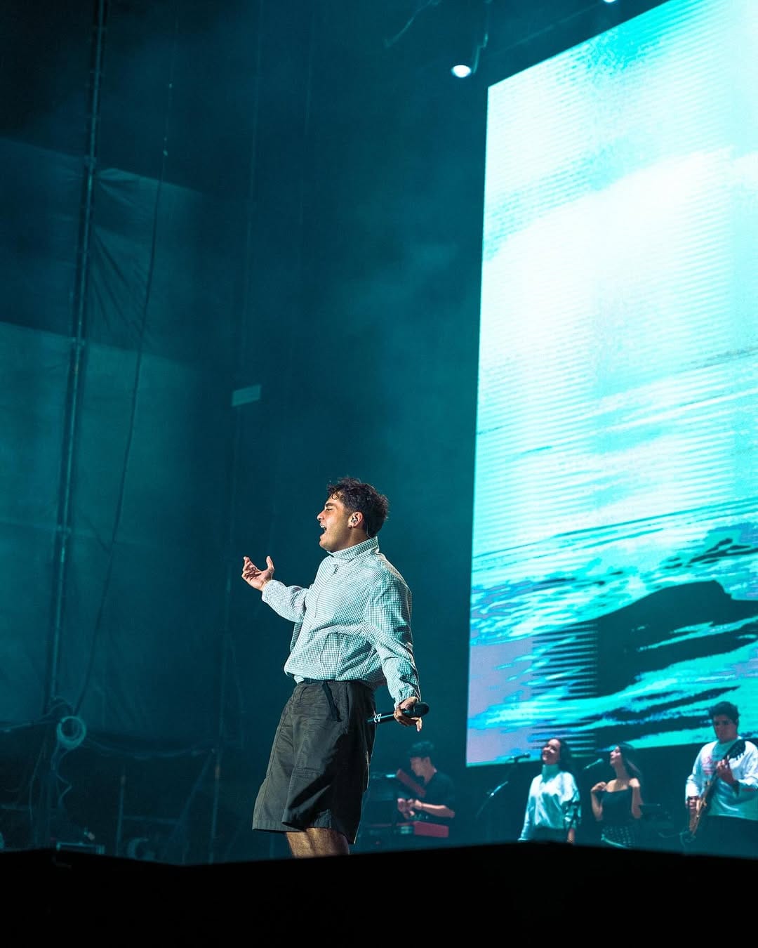 Delaossa en el escenario ante una pantalla con el mar