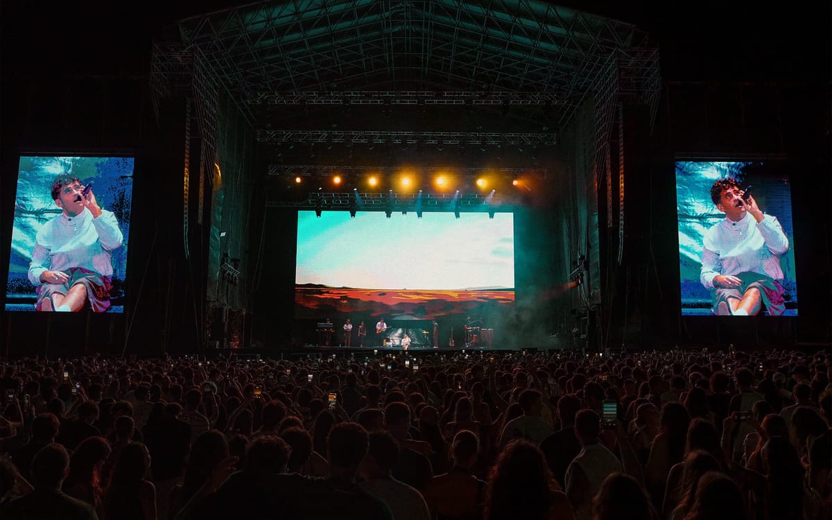 Escenario del concierto de Delaossa en Arrecife con dos pantallas gigantes y el público llenando el recinto