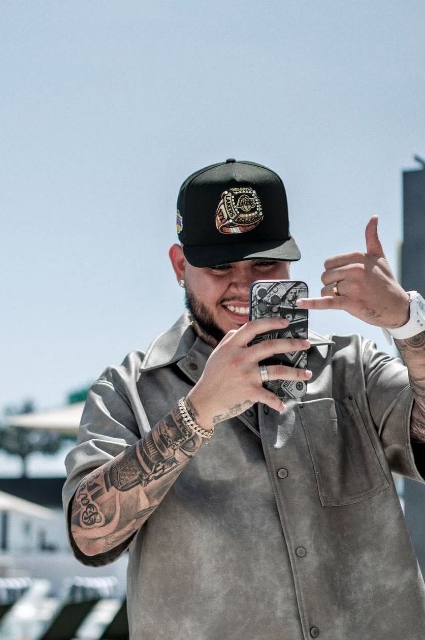 Hombre con gorra se graba con el móvil en una terraza