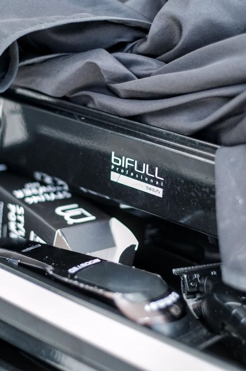 Detalle de una máquina de corte en su maletín
