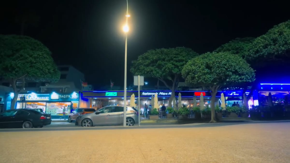 Avenida de Puerto del Carmen de noche con farolas y árboles