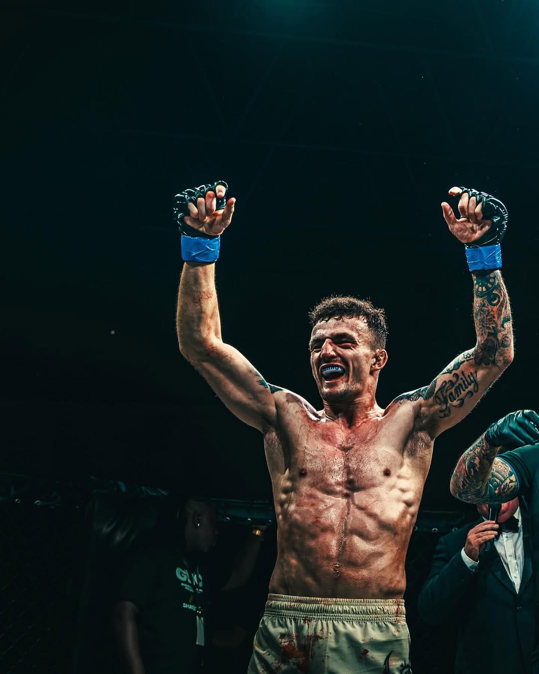 Peleador celebra con los brazos en alto tras su combate