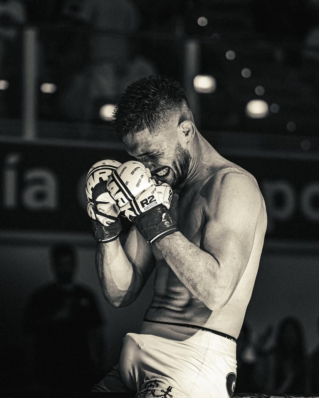 Peleador en blanco y negro con los guantes juntos frente a la cara