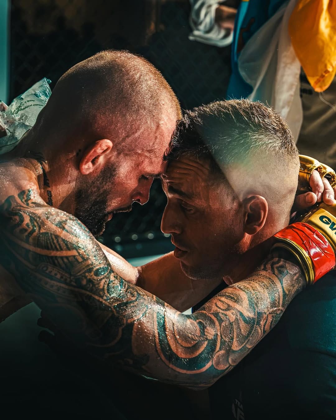 Dos peleadores se abrazan frente con frente al terminar el combate