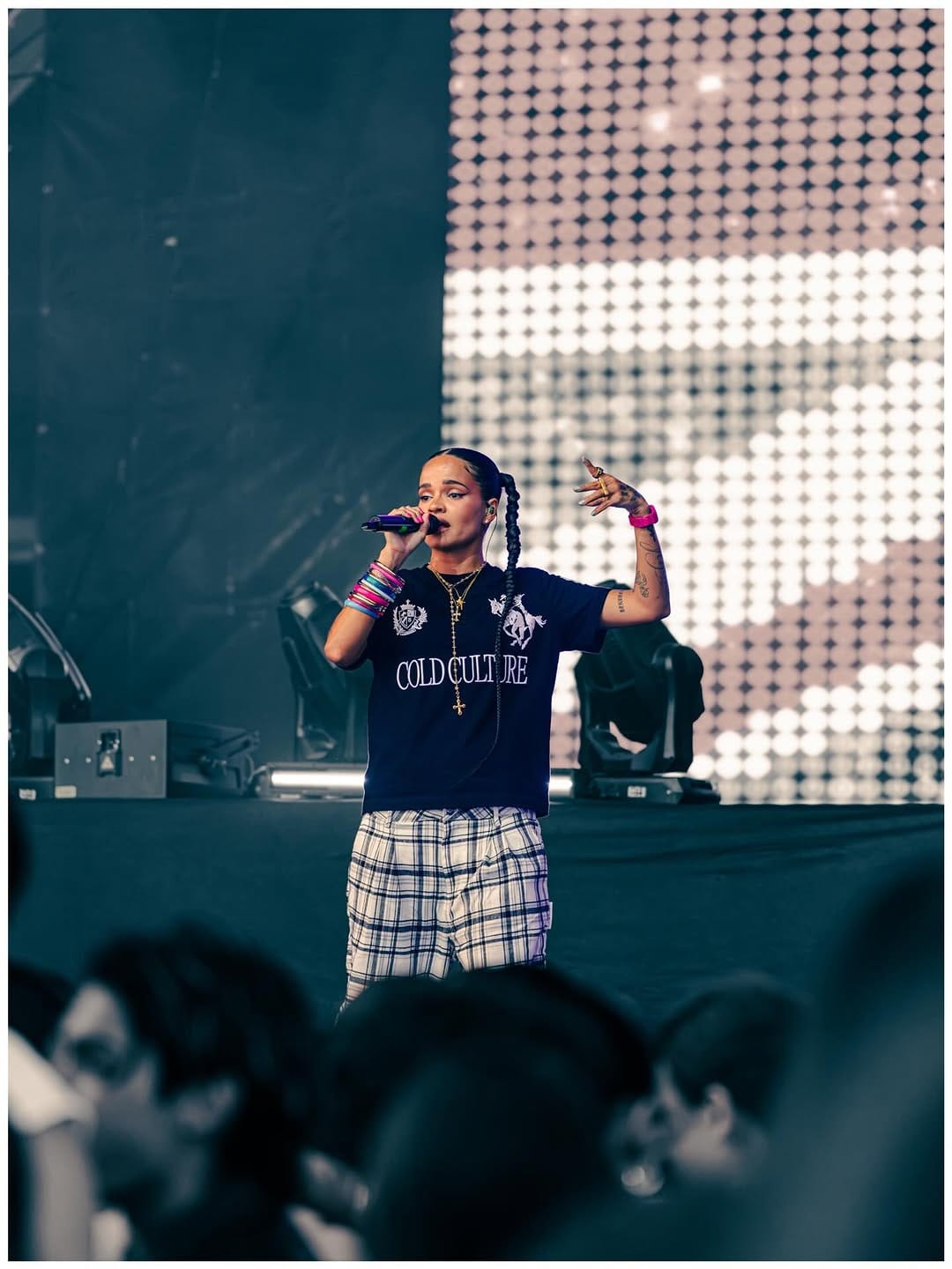 Artista con camiseta de fútbol canta frente al público