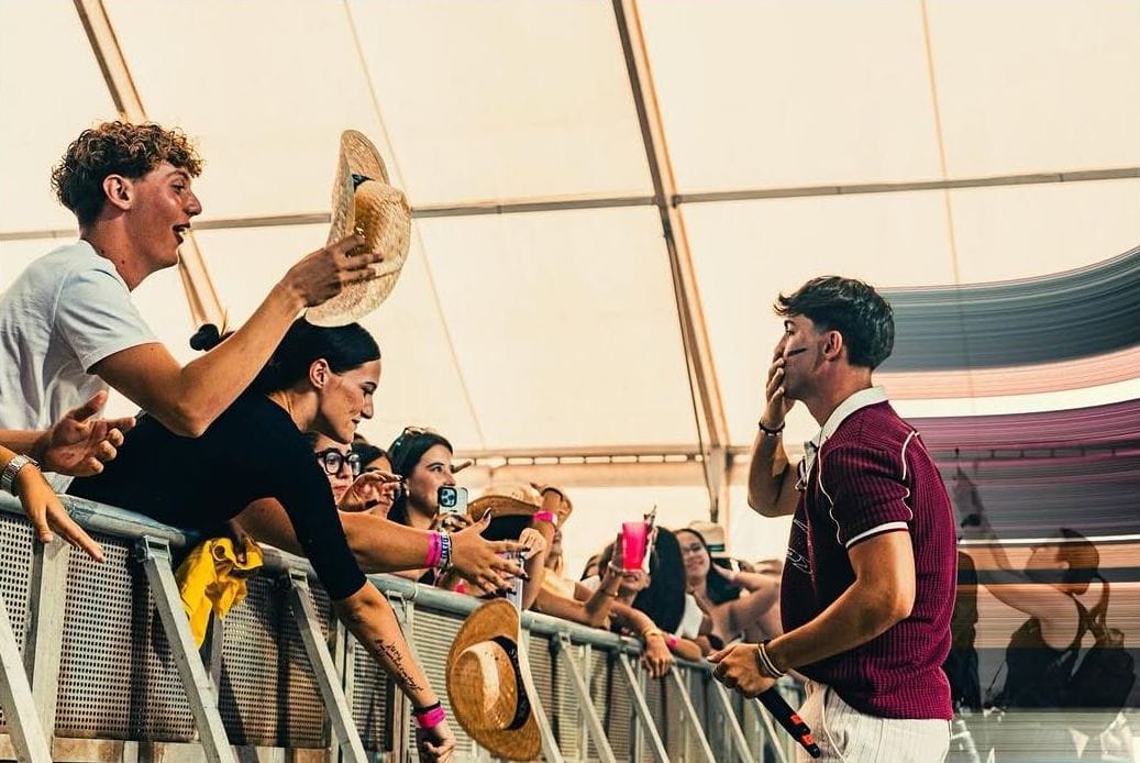 Público en la valla del festival con franjas de color superpuestas