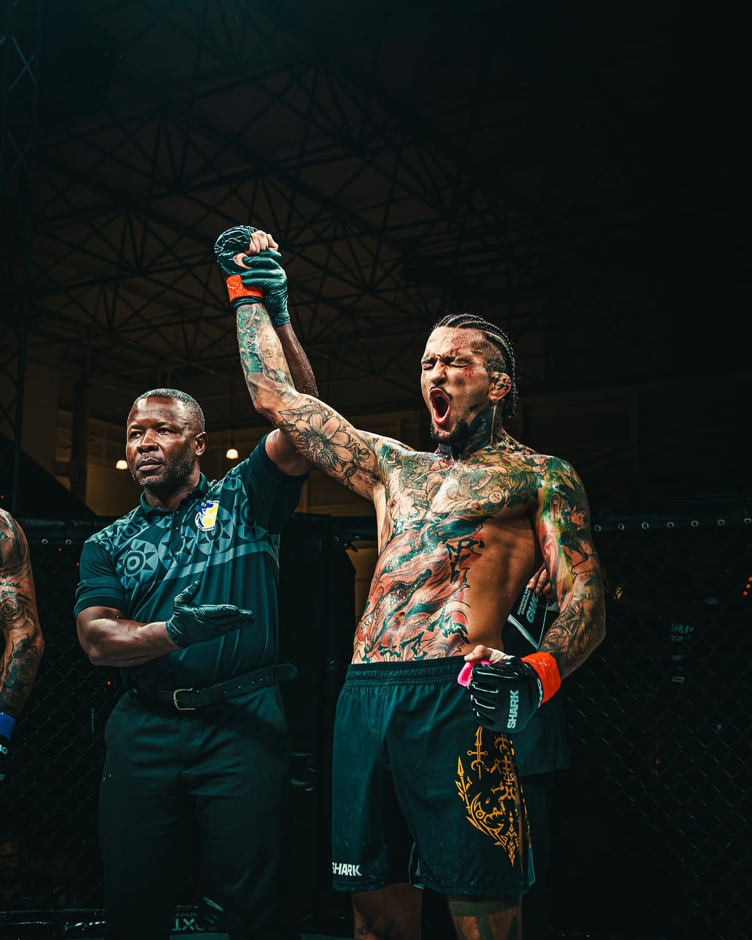 El árbitro levanta el brazo de Sebas Santana como ganador