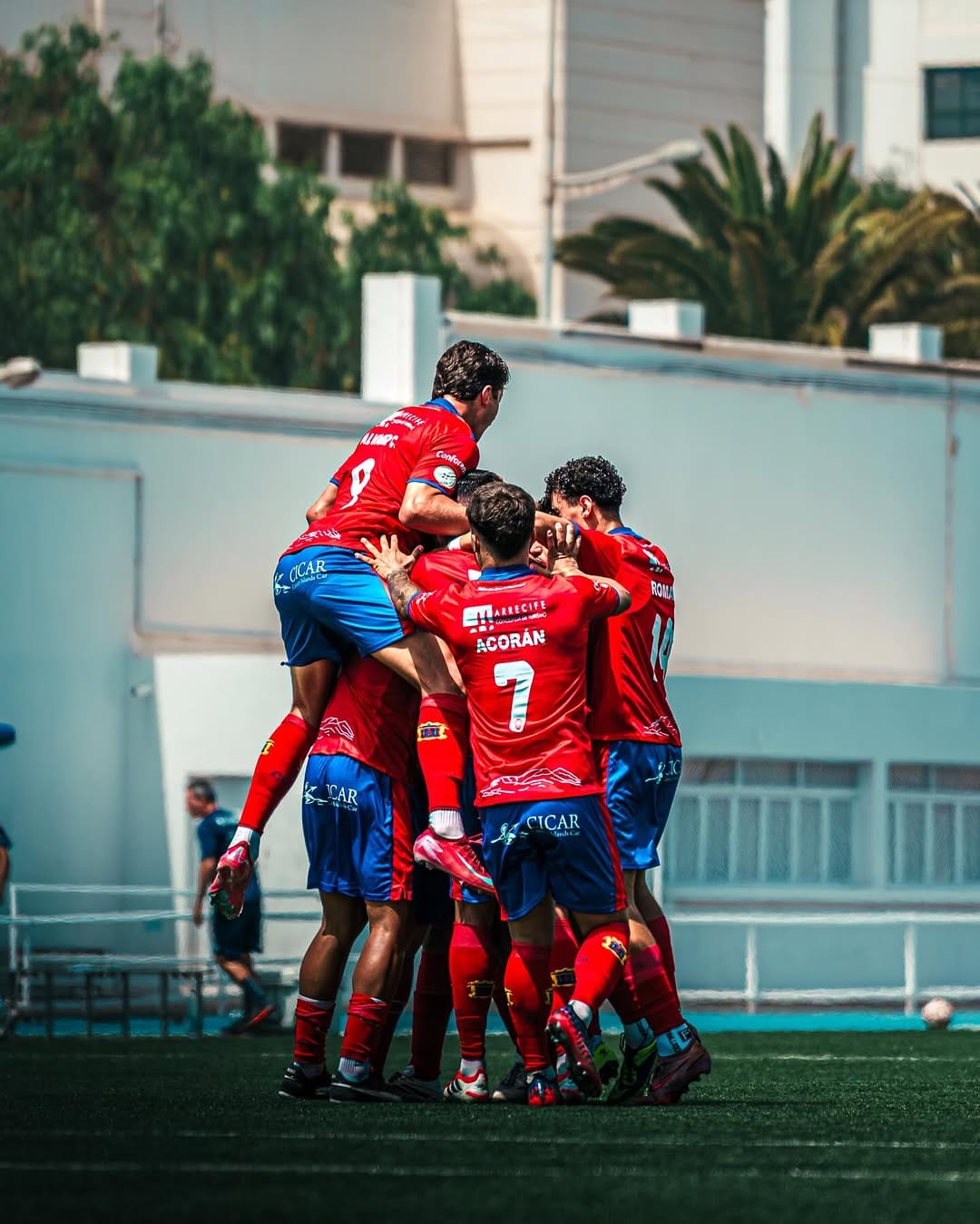 Jugadores de la UD Lanzarote celebran un gol abrazados