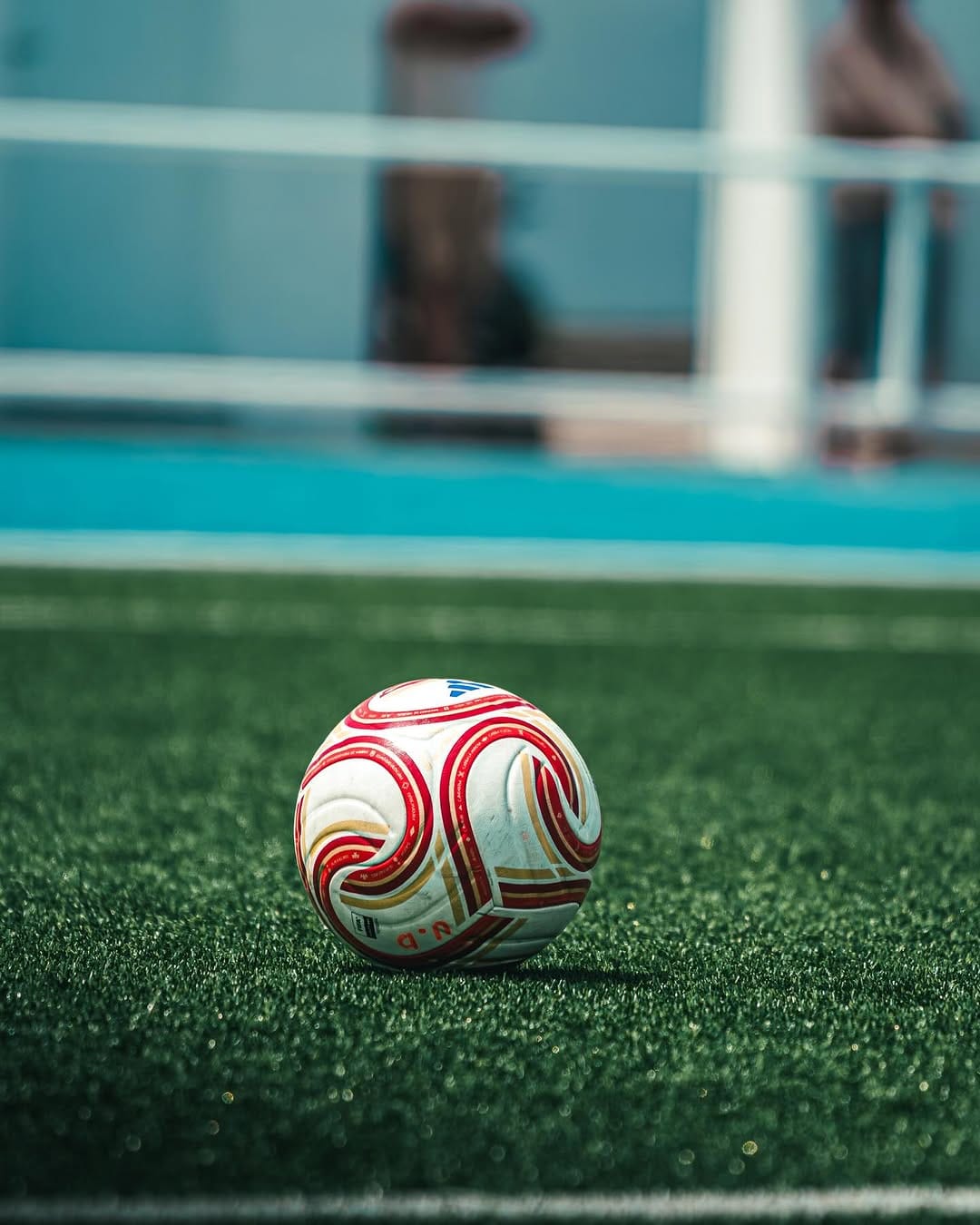 Balón sobre el césped artificial de la Ciudad Deportiva