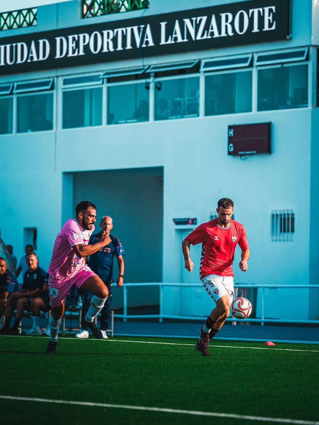Jugada junto a la fachada de la Ciudad Deportiva Lanzarote